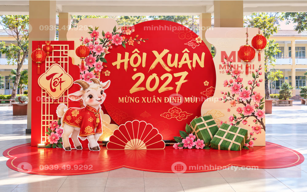 Mẫu trang trí Tết trường học 2027 với phông Hội Xuân, hoa đào, đèn lồng và bánh chưng