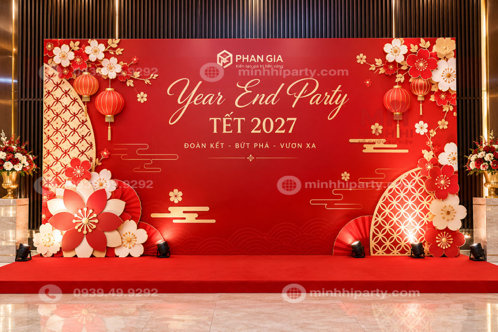 trang tri backdrop tiec tat nien ket hop tat nien va hoi nghi Trang trí tiệc tất niên với background chụp hình Tết 2027 cho tất niên công ty màu đỏ vàng.