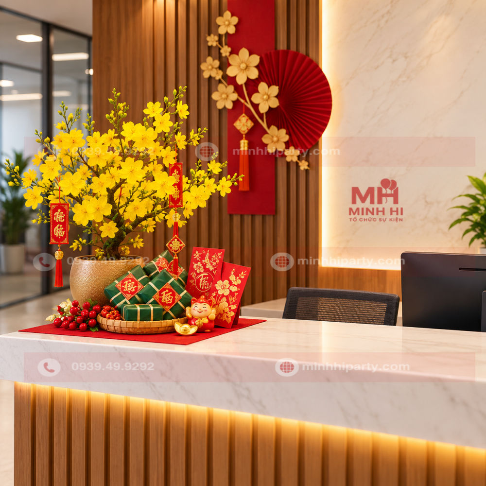 trang tri quay le tan tet 2027 voi hoa mai mini Trang trí bằng hoa mai mini tại quầy lễ tân Tết 2027, kết hợp bao lì xì và phụ kiện ngày Tết.
