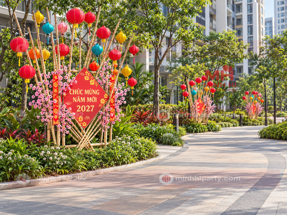 Trang trí Tết Đinh Mùi ngoài trời dọc đường dạo chung cư với các cụm khung tre, đèn lồng và bảng chúc Xuân 2027.