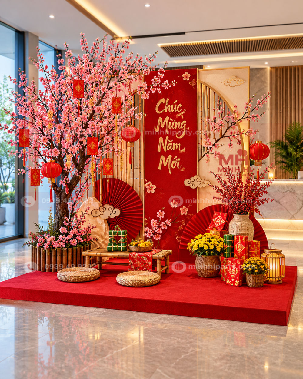 trang tri tet 2027 cho quay le tan voi hoa dao Sử dụng hoa đào trang trí tiểu cảnh Tết 2027 với backdrop đỏ vàng tại sảnh văn phòng.