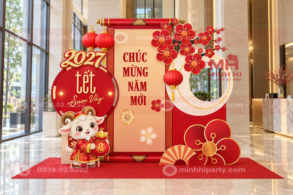Trang trí Tết chung cư 2027 với linh vật dê chibi, phông chúc Xuân đỏ vàng và khung cửa tròn.