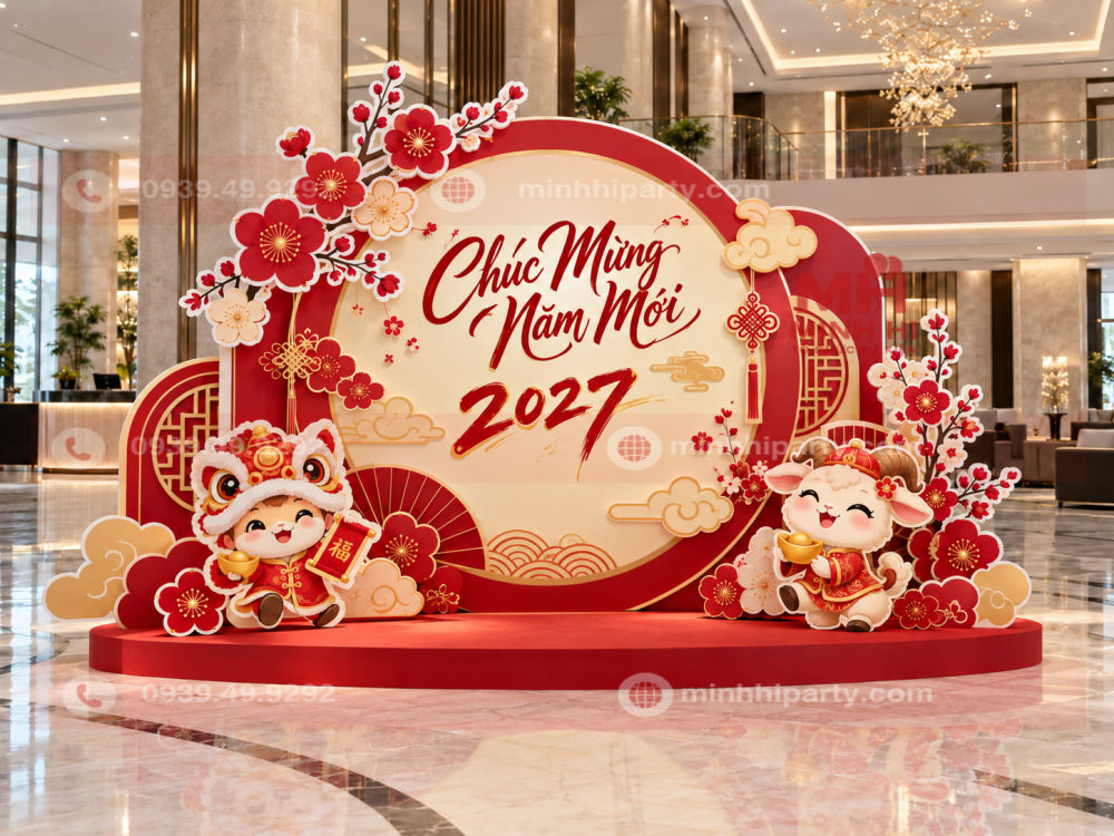 Mẫu vách fomex trang trí Tết 2027 hình tròn hiện đại, kết hợp linh vật dê Đinh Mùi, múa lân, hoa đào cắt forme viền trắng và backdrop đỏ vàng.