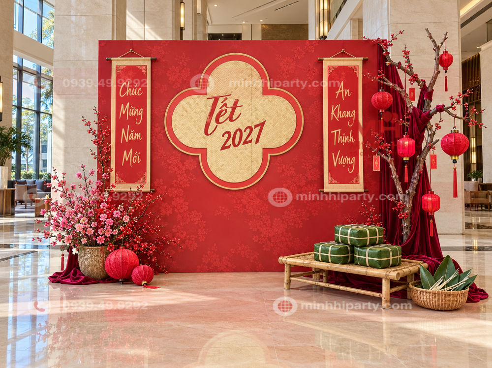 Trang trí tết 2027 với câu đối đỏ và bánh chưng